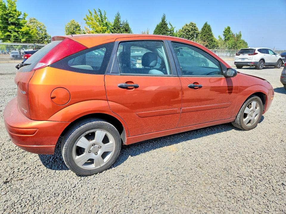 Photo 3 from auction – 2005 FORD FOCUS with VIN 3FAFP37N55R103002