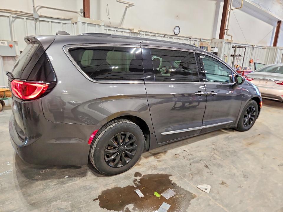 Photo 3 from auction – 2017 CHRYSLER PACIFICA with VIN 2C4RC1BG8HR613838