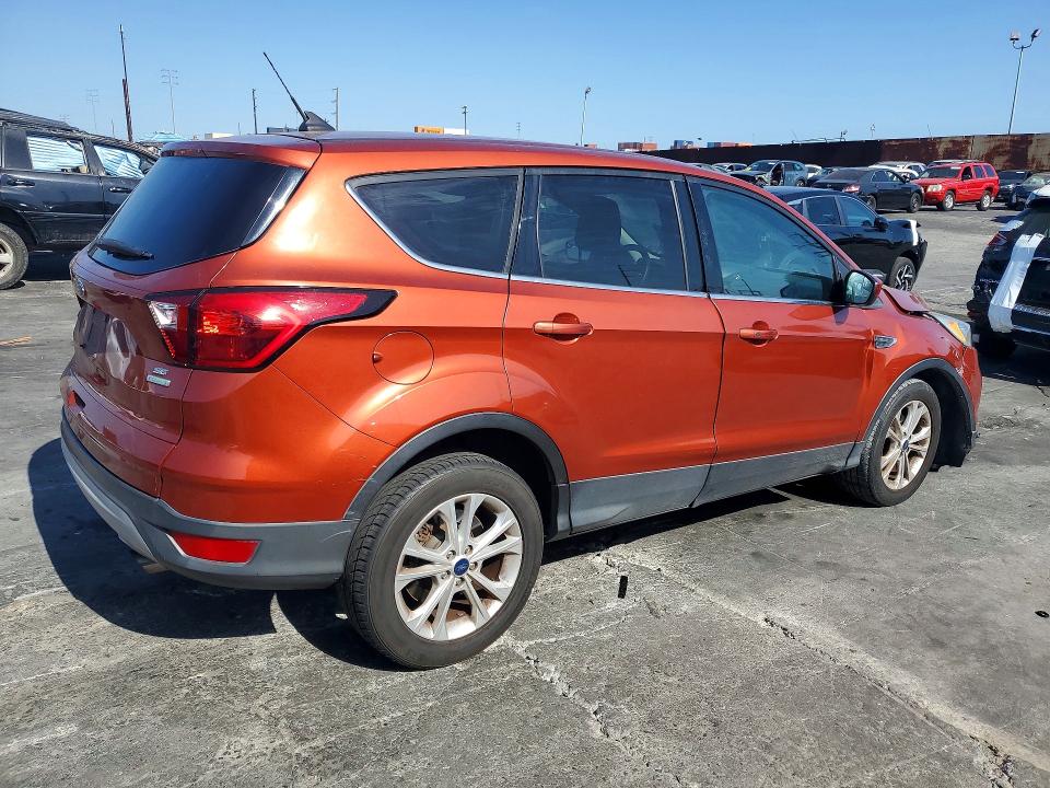 Foto 3 de la subasta – 2019 FORD ESCAPE con VIN 1FMCU0GD8KUB04768