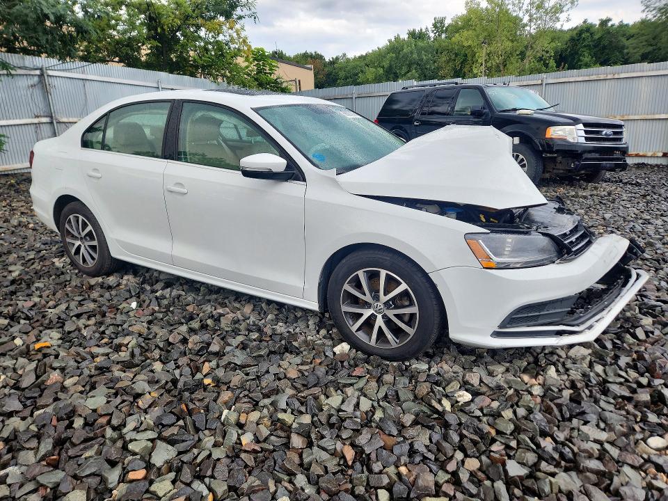 Photo 4 from auction – 2017 VOLKSWAGEN JETTA with VIN 3VWDB7AJXHM384371