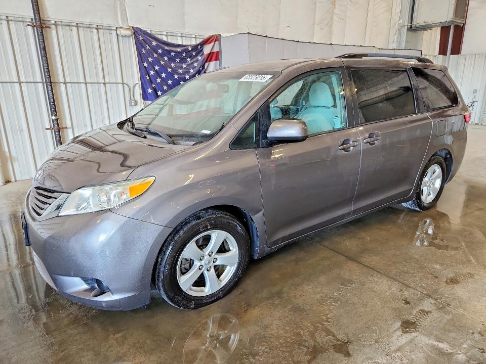 TOYOTA SIENNA 2017 with VIN 5TDKZ3DC5HS815193 - Photo from auction