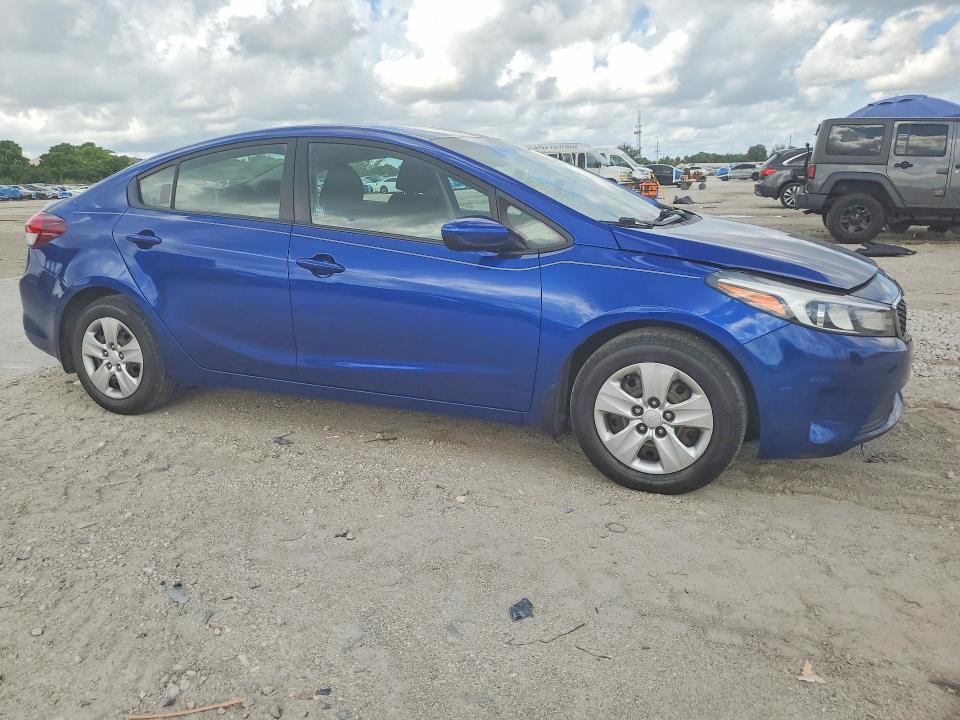 Photo 4 from auction – 2017 KIA FORTE with VIN 3KPFK4A72HE039568