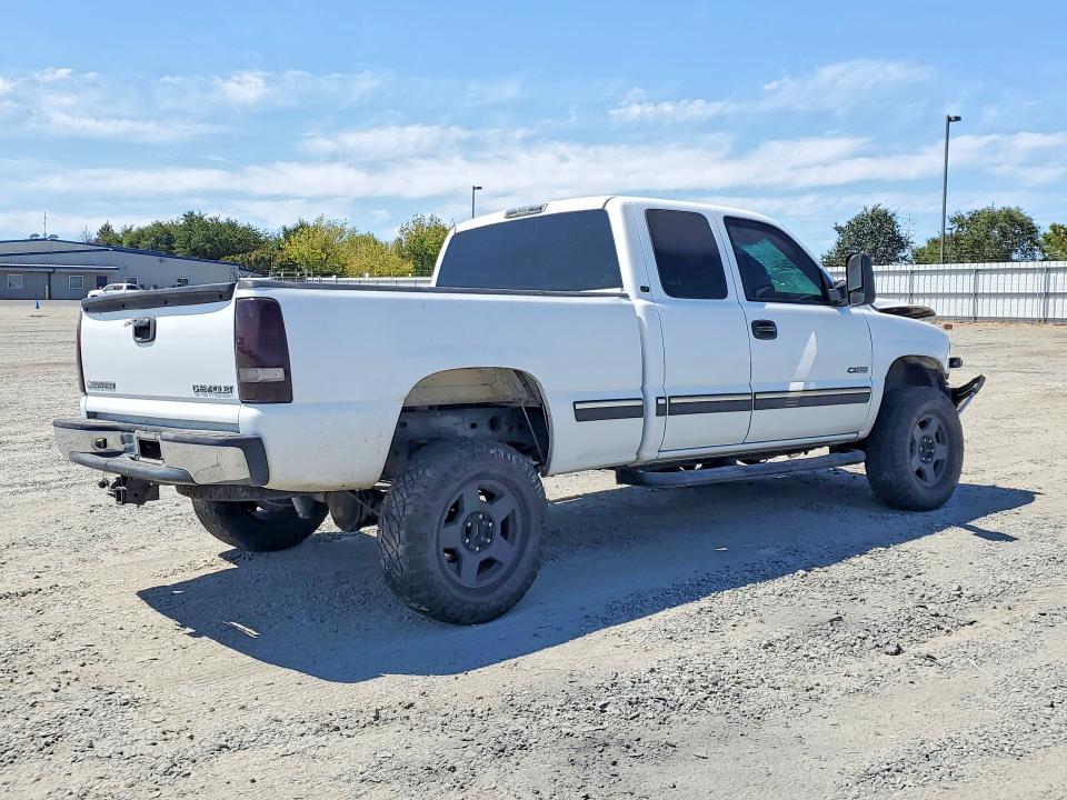 Photo 3 from auction – 2000 CHEVROLET SILVERADO with VIN 1GCEC19T6YZ332550