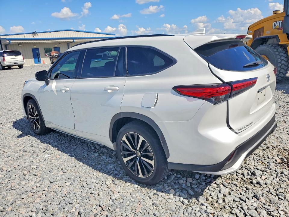 Photo 2 from auction – 2022 TOYOTA HIGHLANDER with VIN 5TDLZRAH8NS141608