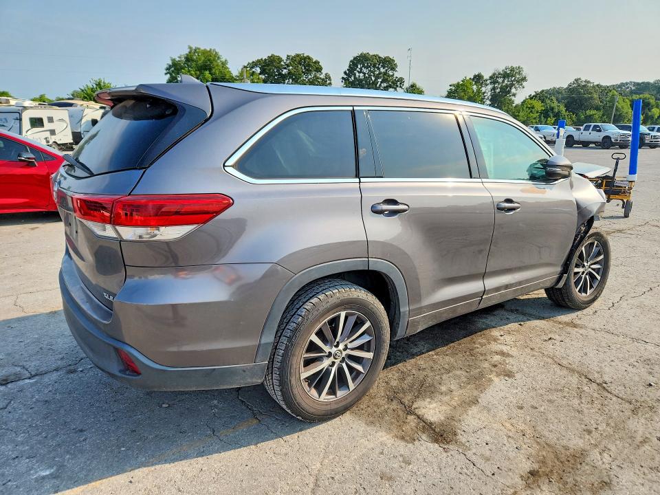 Photo 3 from auction – 2017 TOYOTA HIGHLANDER with VIN 5TDKZRFH2HS511556