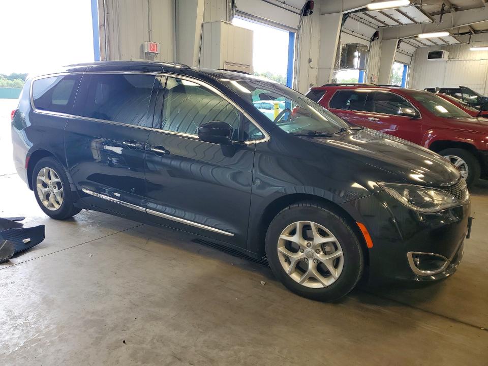 Photo 4 from auction – 2018 CHRYSLER PACIFICA with VIN 2C4RC1BG1JR103871