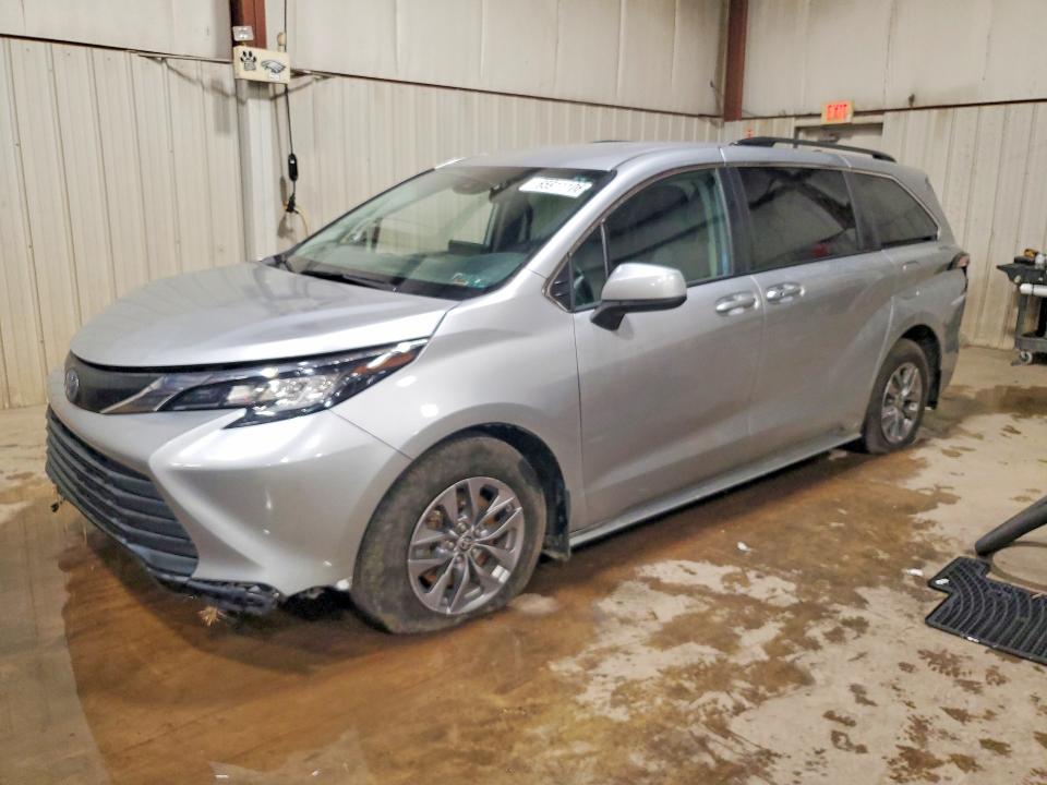 TOYOTA SIENNA 2023 with VIN 5TDKSKFC0PS100929 - Photo from auction
