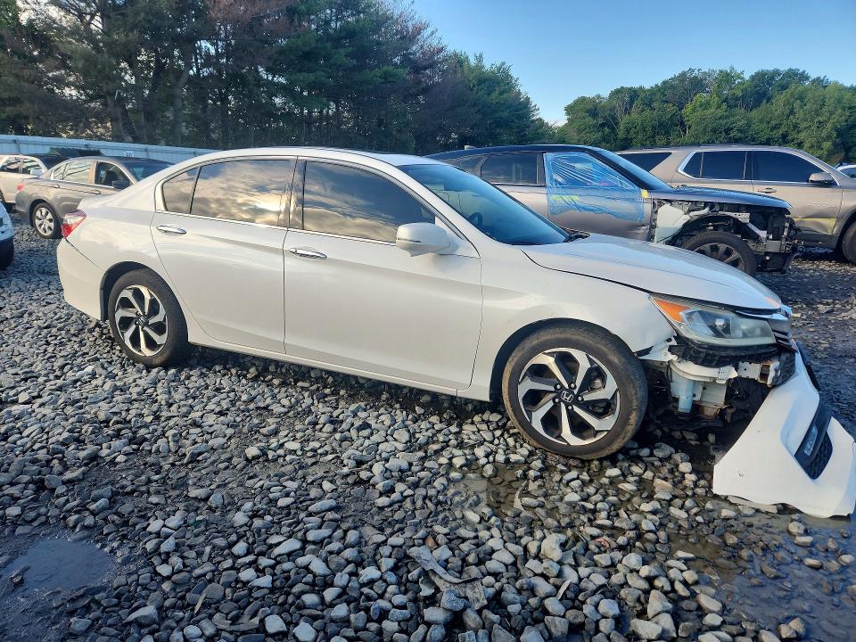 Снимка 4 от търг – 2017 HONDA ACCORD с VIN 1HGCR3F82HA019125