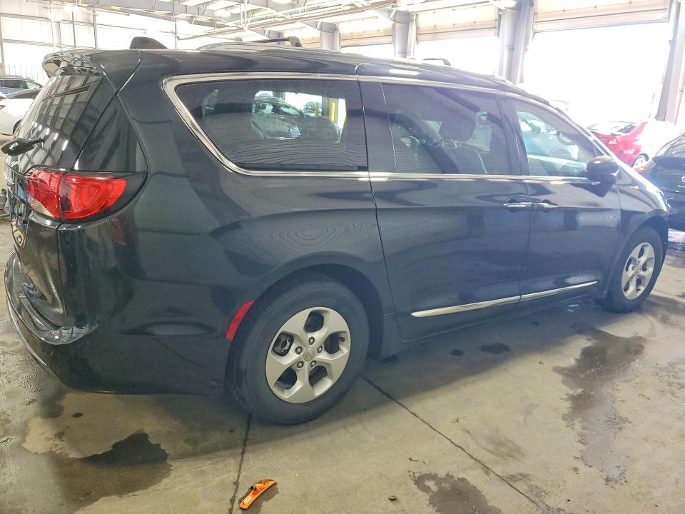 Photo 3 from auction – 2017 CHRYSLER PACIFICA with VIN 2C4RC1EG7HR821771