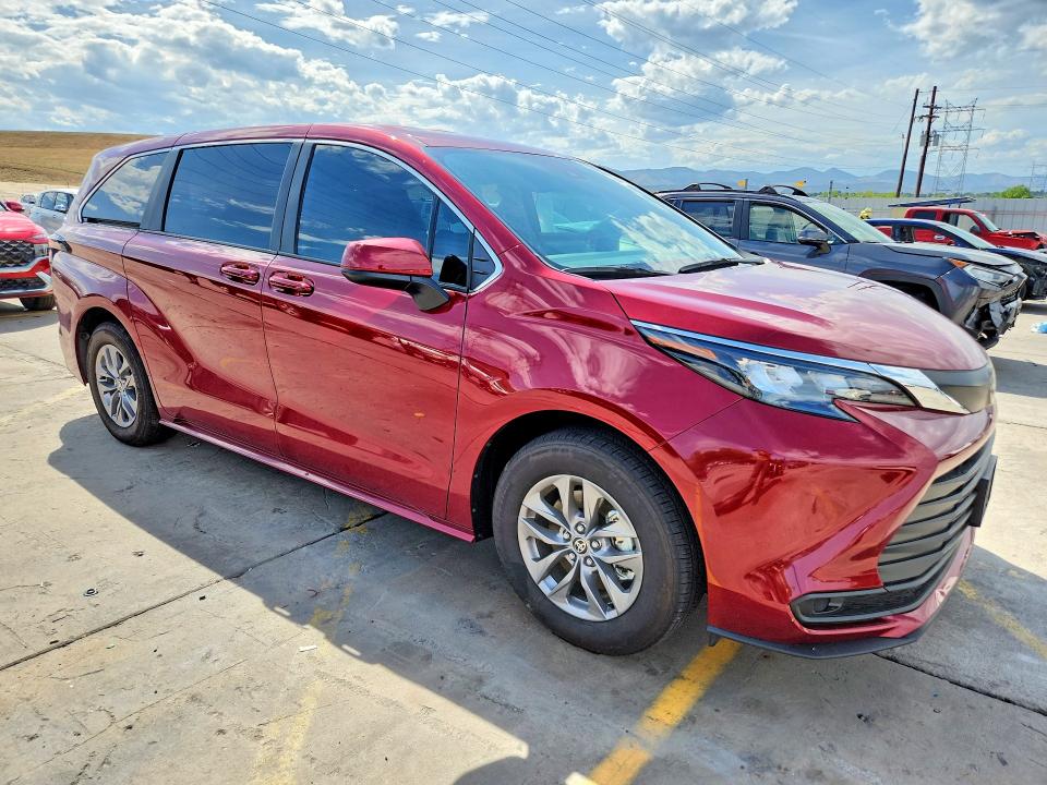 Photo 4 from auction – 2026 TOYOTA SIENNA with VIN 5TDKSKFC9TS252203
