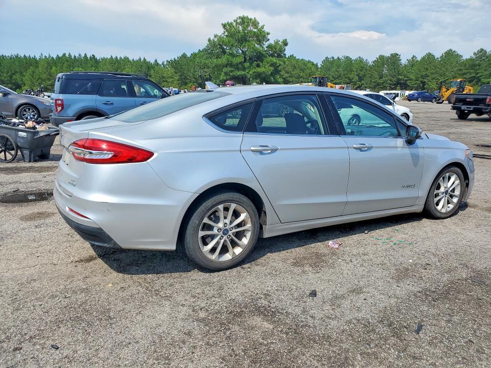Photo 3 from auction – 2019 FORD FUSION with VIN 3FA6P0LU0KR242168
