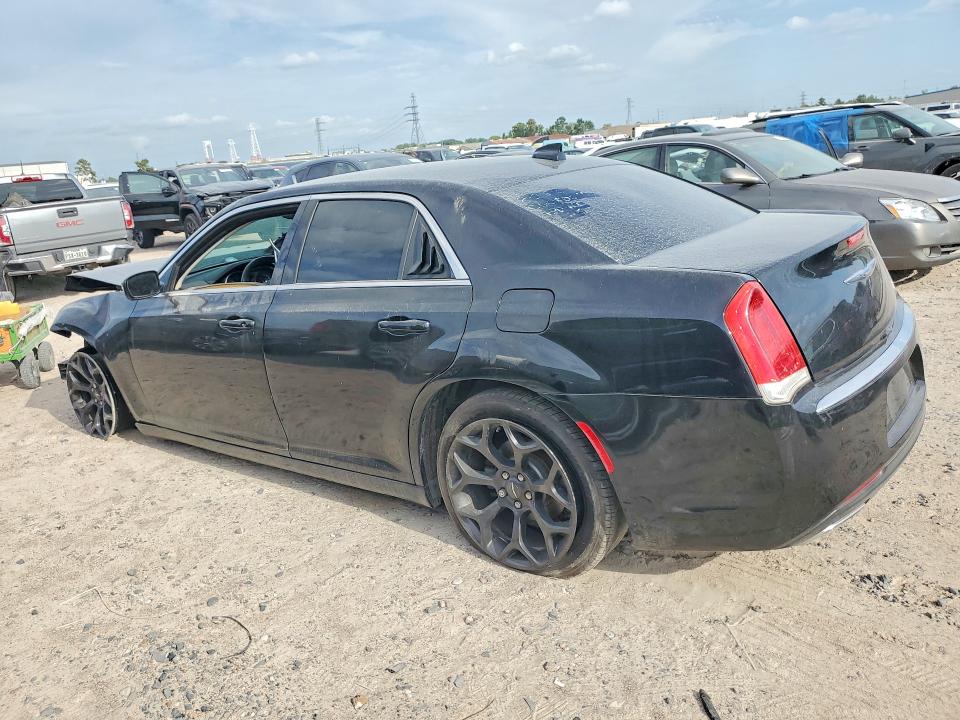 Photo 2 from auction – 2017 CHRYSLER 300 with VIN 2C3CCAAG6HH662182