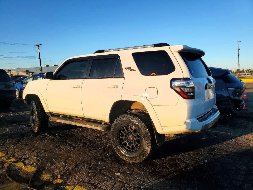 Снимка 2 от търг – 2018 TOYOTA 4RUNNER с VIN JTEBU5JR8J5543684