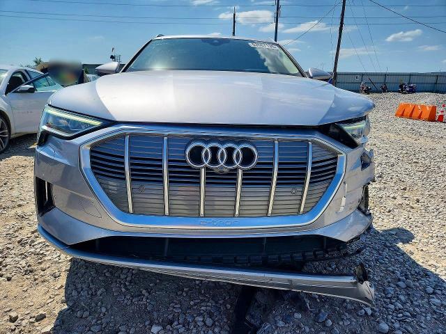 Photo 5 from auction – 2019 AUDI E-TRON with VIN WA1VABGE2KB022096