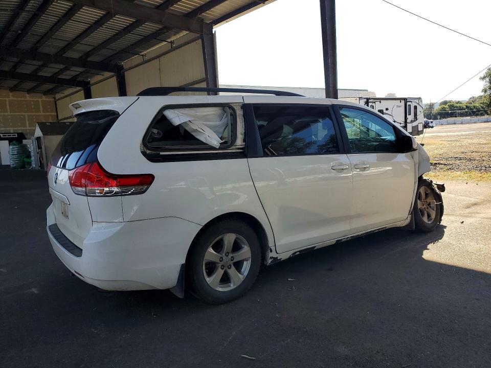 Photo 3 from auction – 2011 TOYOTA SIENNA with VIN 5TDKK3DC4BS067158