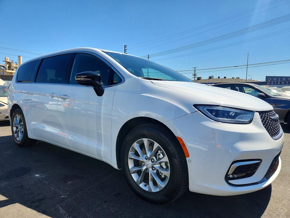Photo 4 from auction – 2026 CHRYSLER PACIFICA with VIN 2C4RC1GG7TR243869