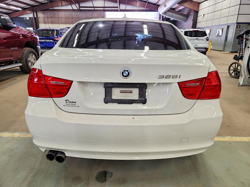 Photo 6 from auction – 2011 BMW 328 with VIN WBAPK5G57BNN30329