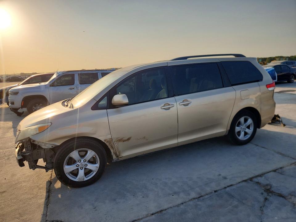 TOYOTA SIENNA 2011 z numerem VIN 5TDKK3DC1BS023263 - Zdjęcie z aukcji