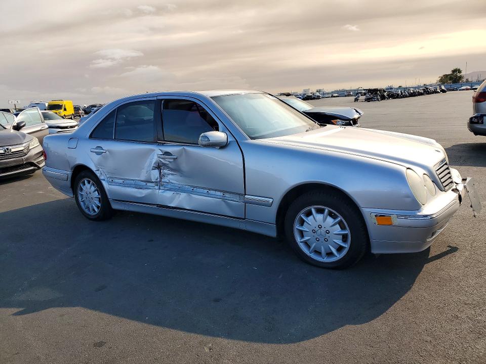 Photo 4 from auction – 2000 MERCEDES-BENZ E with VIN WDBJF65J8YB090763