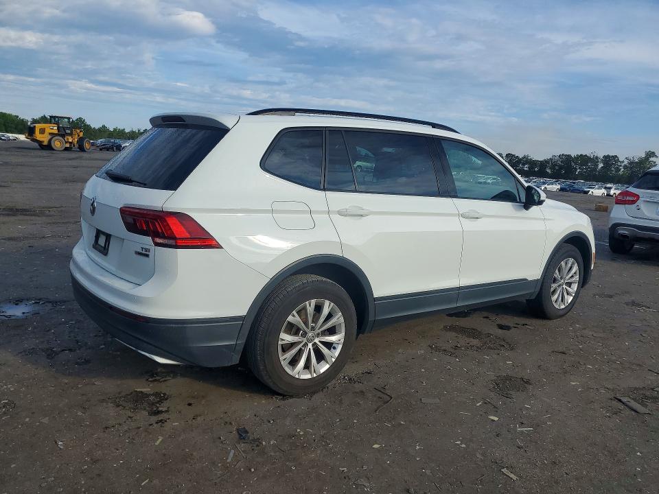 Photo 3 from auction – 2018 VOLKSWAGEN TIGUAN with VIN 3VV0B7AX3JM045643