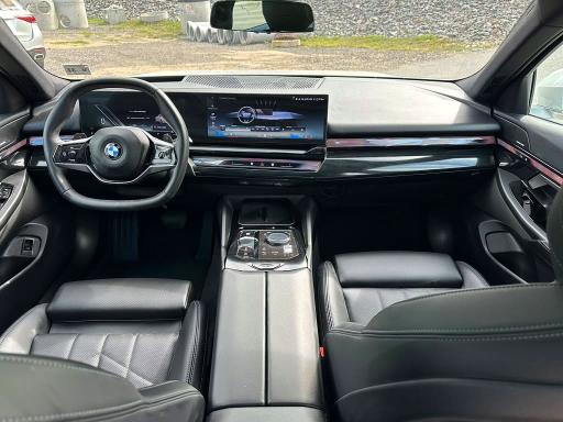 Photo 7 from auction – 2027 BMW 530 with VIN WBA53FJ07VCY10095