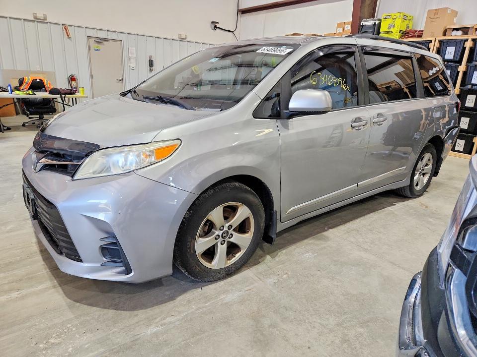 TOYOTA SIENNA 2018 with VIN 5TDKZ3DC2JS932039 - Photo from auction