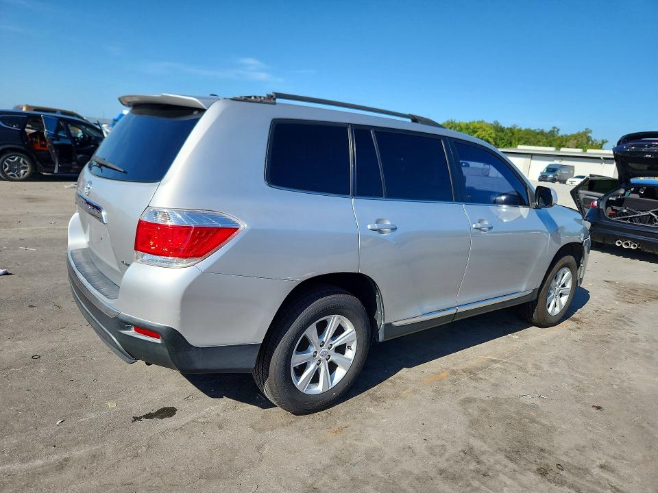 Photo 3 from auction – 2012 TOYOTA HIGHLANDER with VIN 5TDBK3EH3CS128656