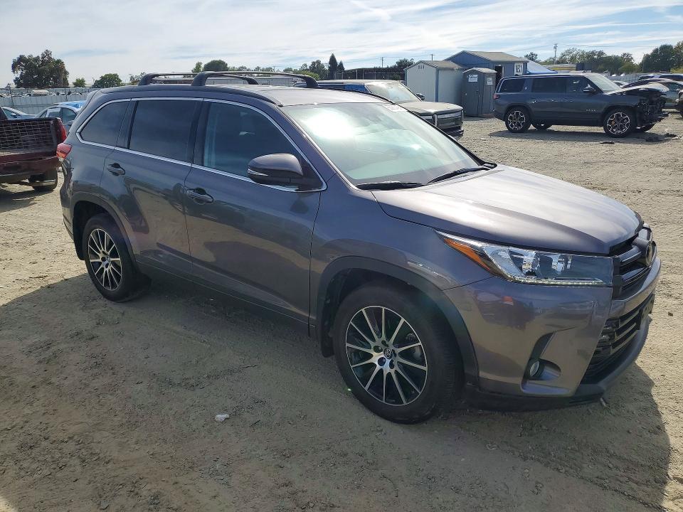 Photo 4 from auction – 2018 TOYOTA HIGHLANDER with VIN 5TDJZRFH7JS535563
