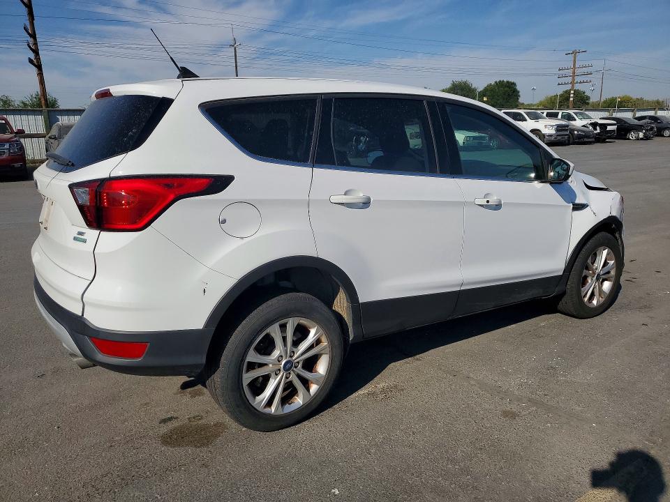 Photo 3 from auction – 2019 FORD ESCAPE with VIN 1FMCU0G94KUB12300