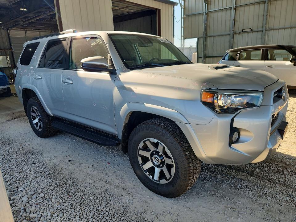 Photo 4 from auction – 2020 TOYOTA 4RUNNER with VIN JTEBU5JR6L5824935