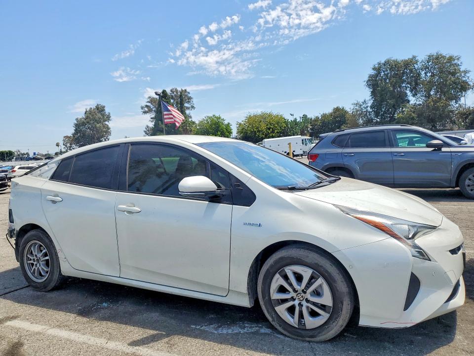 Photo 4 from auction – 2018 TOYOTA PRIUS with VIN JTDKBRFUXJ3599779