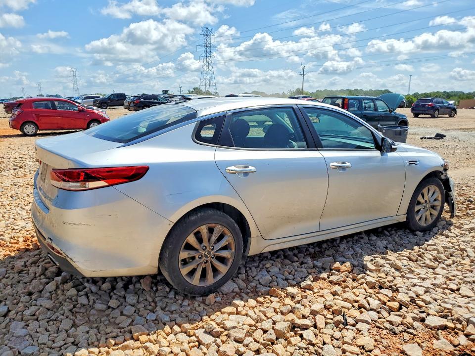 Photo 3 from auction – 2017 KIA OPTIMA with VIN 5XXGT4L30HG129823