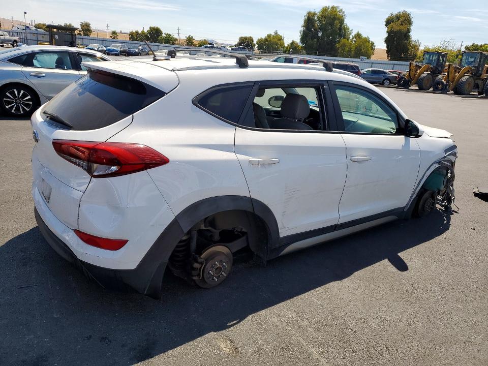Photo 3 from auction – 2017 HYUNDAI TUCSON with VIN KM8J33A47HU271216