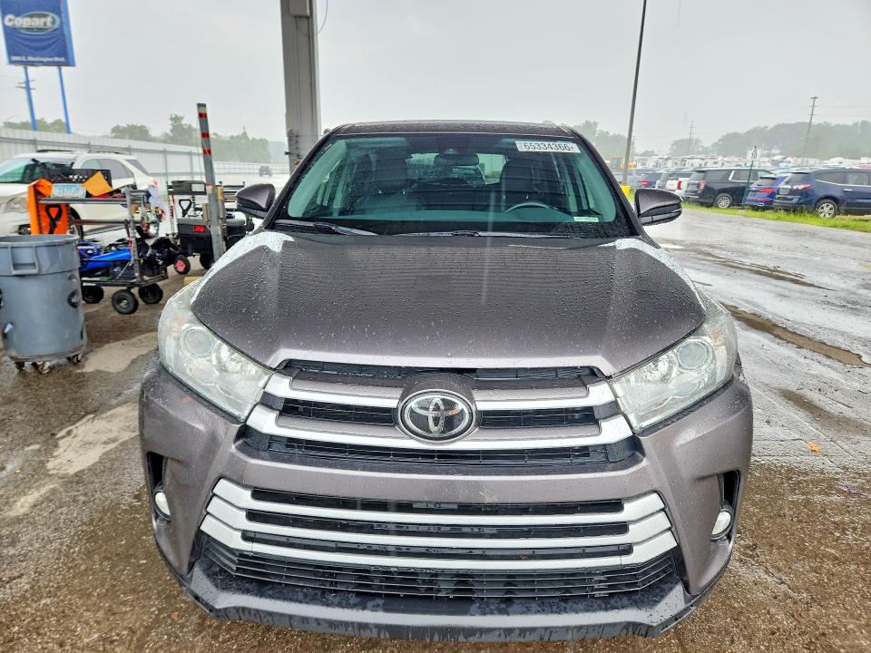Фото 5 с аукциона – 2018 TOYOTA HIGHLANDER с VIN 5TDBZRFH4JS915108