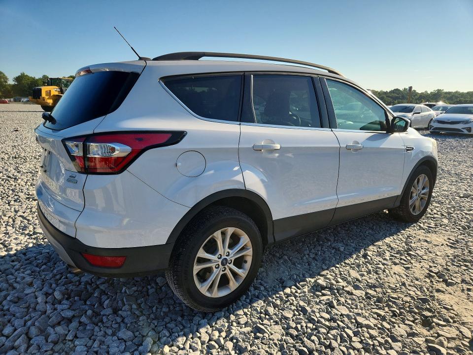 Photo 3 from auction – 2017 FORD ESCAPE with VIN 1FMCU0GDXHUC59105