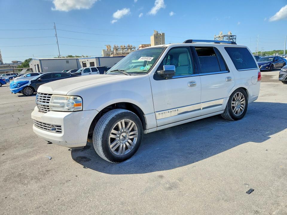 LINCOLN NAVIGATOR 2011 مع رقم تعريف المركبة 5LMJJ2H56BEJ07016 - صورة من المزاد