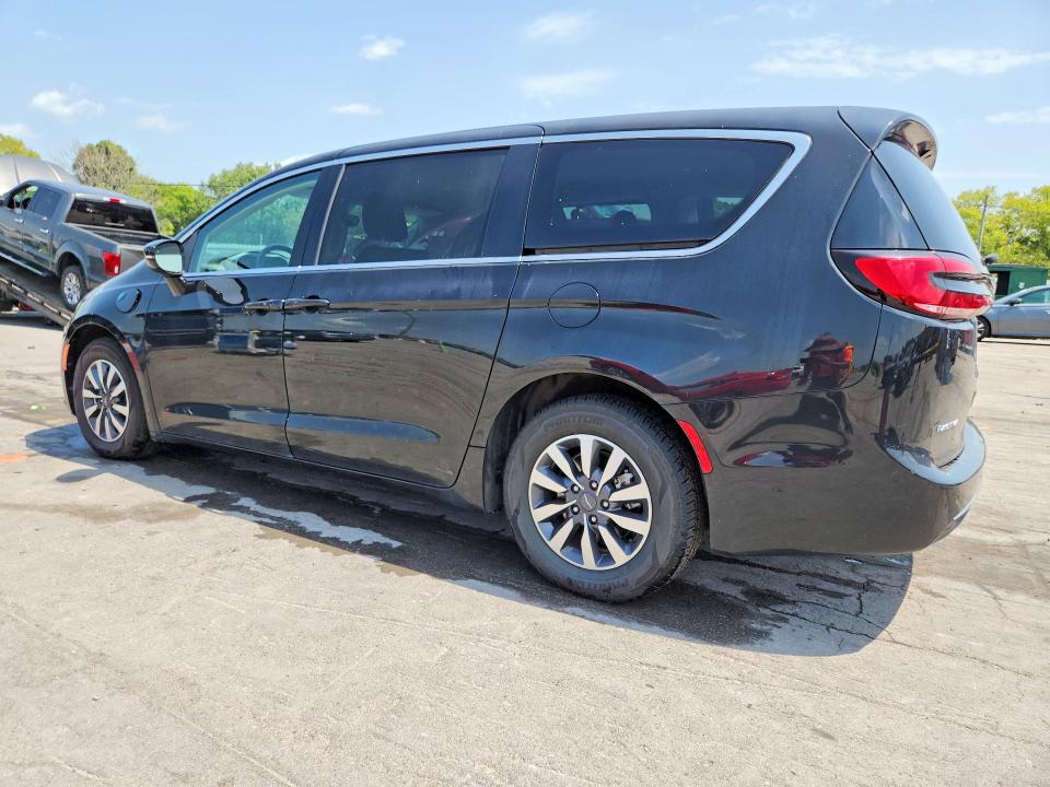 Photo 2 from auction – 2022 CHRYSLER PACIFICA with VIN 2C4RC1L72NR139508