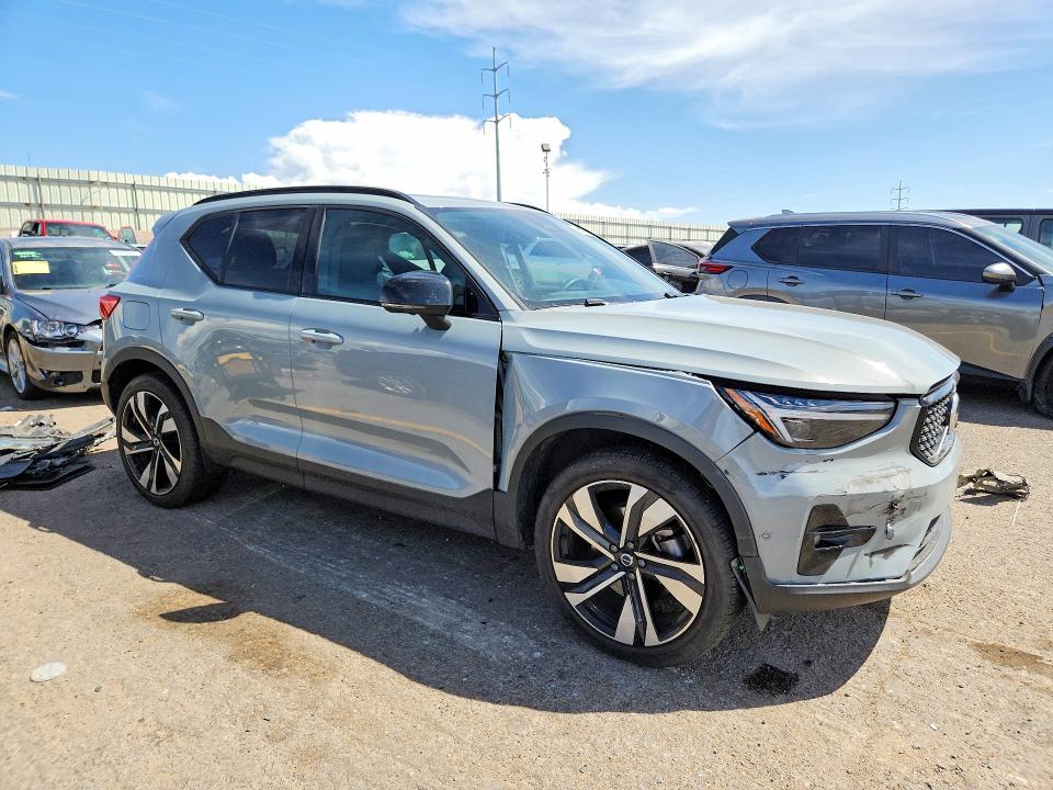 Zdjęcie 4 z aukcji – 2025 VOLVO XC40 z VIN YV4L12UCXS2463097