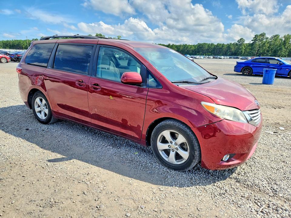 Photo 4 from auction – 2017 TOYOTA SIENNA with VIN 5TDKZ3DC5HS859579