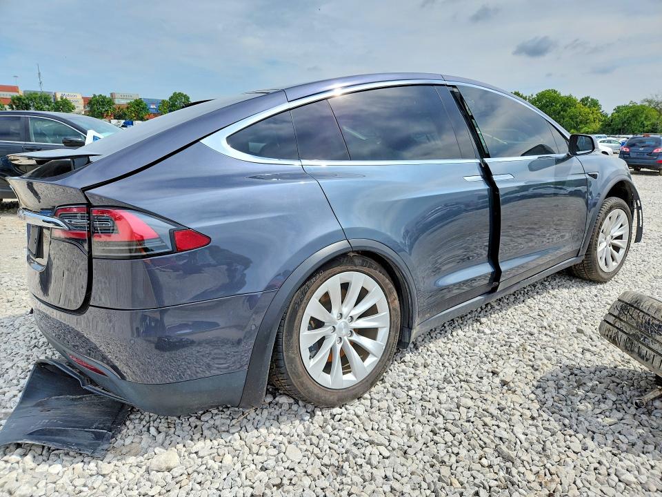 Photo 3 from auction – 2020 TESLA MODEL X with VIN 5YJXCDE22LF308140