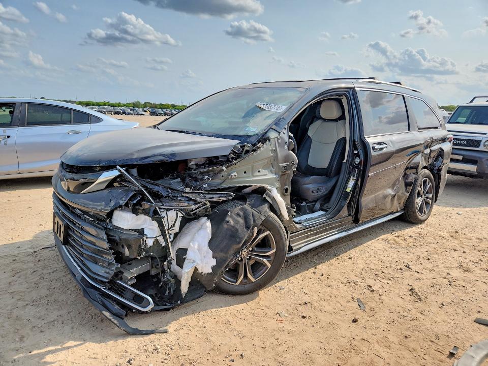 TOYOTA SIENNA 2025 with VIN 5TDESKFC6SS205352 - Photo from auction