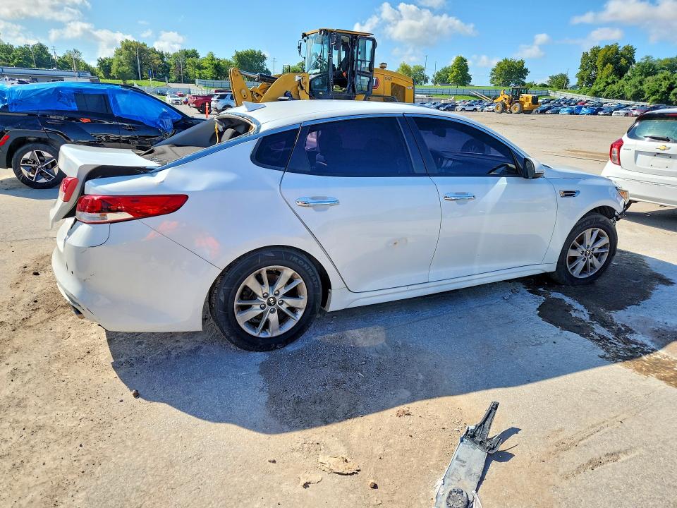 Photo 3 from auction – 2018 KIA OPTIMA with VIN 5XXGT4L39JG209742