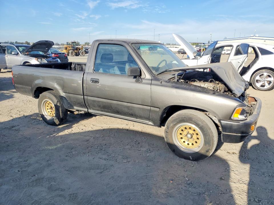 Photo 4 from auction – 1990 TOYOTA PICKUP with VIN JT4RN81A9L0048311