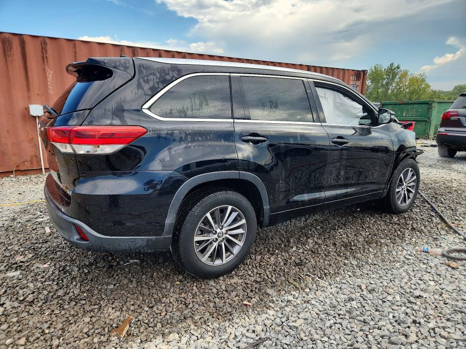 Photo 3 from auction – 2018 TOYOTA HIGHLANDER with VIN 5TDKZRFH2JS545177