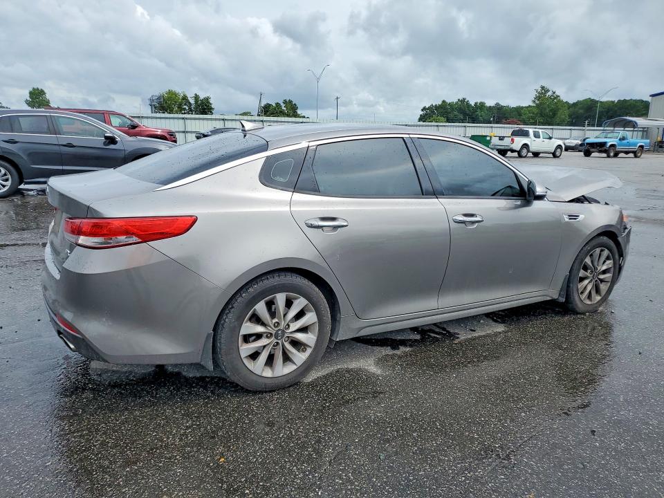 Photo 3 from auction – 2017 KIA OPTIMA with VIN 5XXGU4L38HG139030