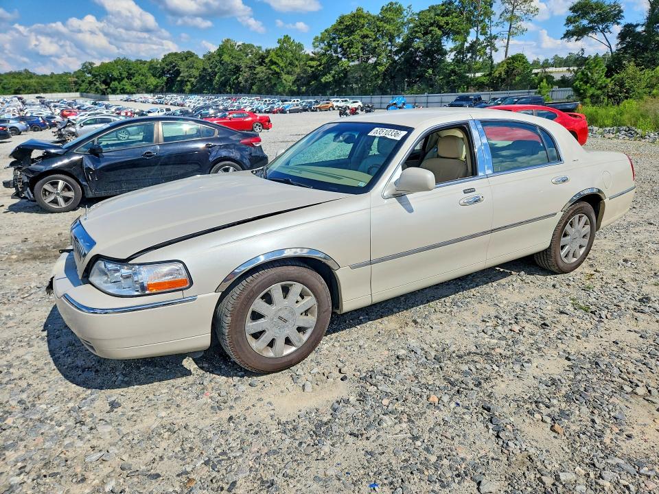 LINCOLN TOWN CAR 2007 with VIN 1LNHM83V87Y601757 - Photo from auction