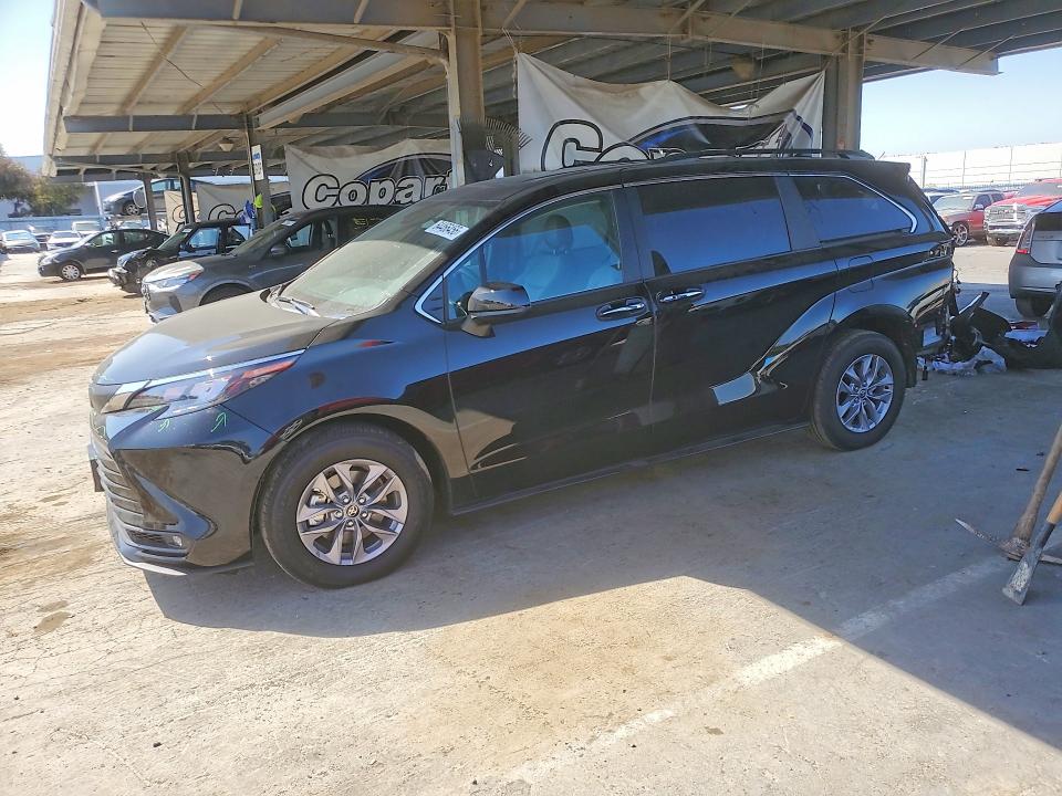 TOYOTA SIENNA 2026 with VIN 5TDYRKEC8TS324953 - Photo from auction