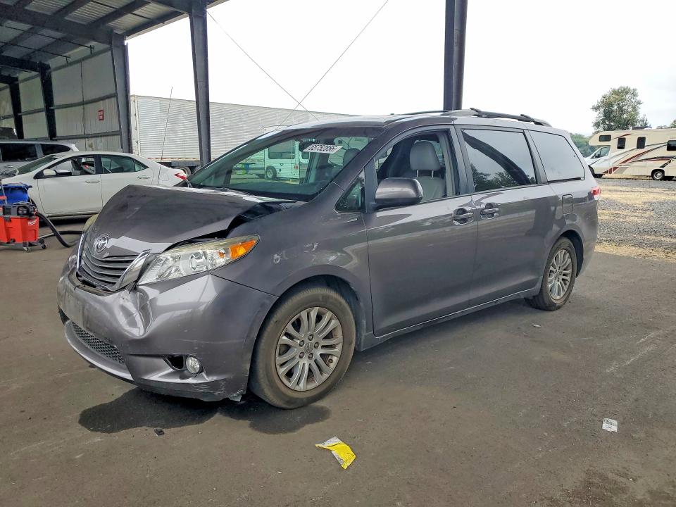 TOYOTA SIENNA 2011 with VIN 5TDYK3DC6BS161701 - Photo from auction