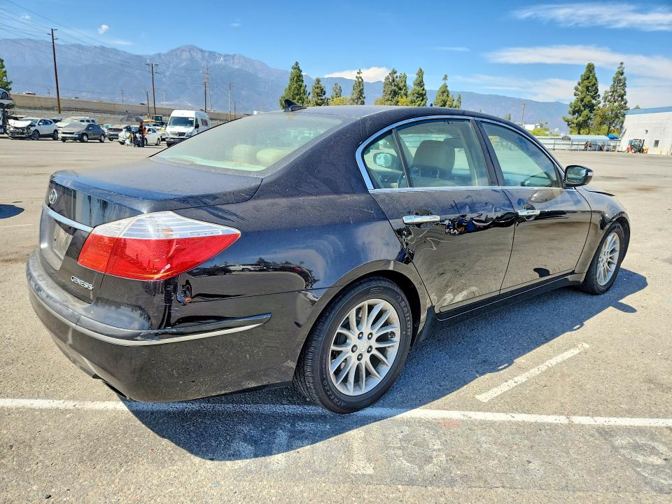 Photo 3 from auction – 2011 HYUNDAI GENESIS with VIN KMHGC4DE5BU128518