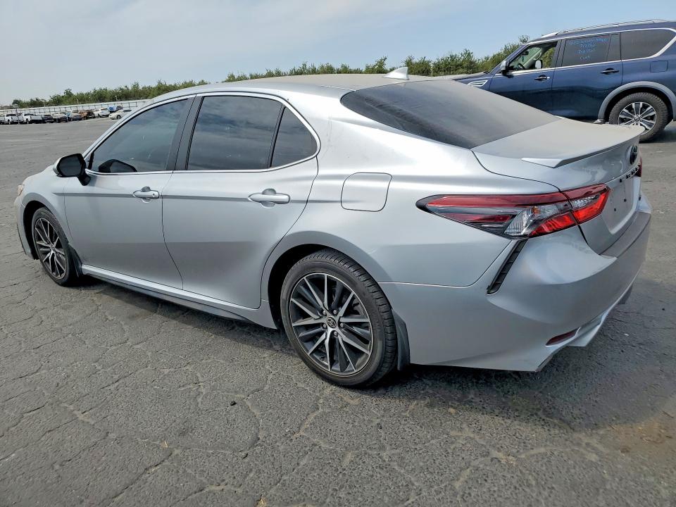 Photo 2 from auction – 2022 TOYOTA CAMRY with VIN 4T1T11AK2NU647964